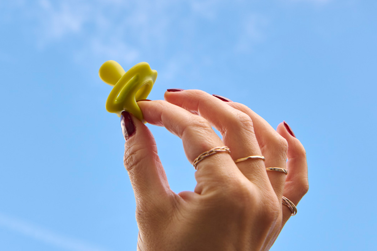 Ruka držící předmět